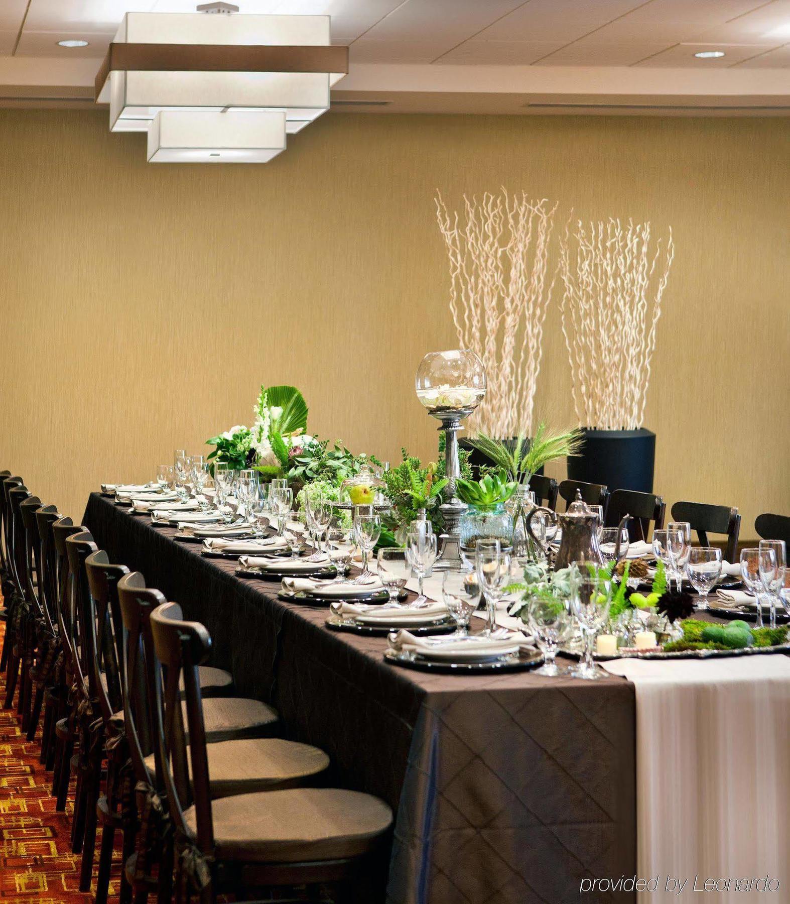 Готель Courtyard By Marriott Santa Barbara Goleta Ресторан фото